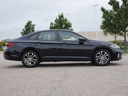 Used 2024 Volkswagen Jetta Sport image 6