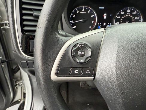 Used 2020 Mitsubishi Outlander SE image 24