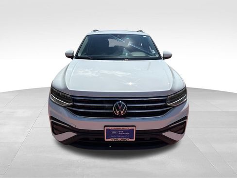 Used 2024 Volkswagen Tiguan SE w/ Panoramic Sunroof Package AWD/4WD image 2