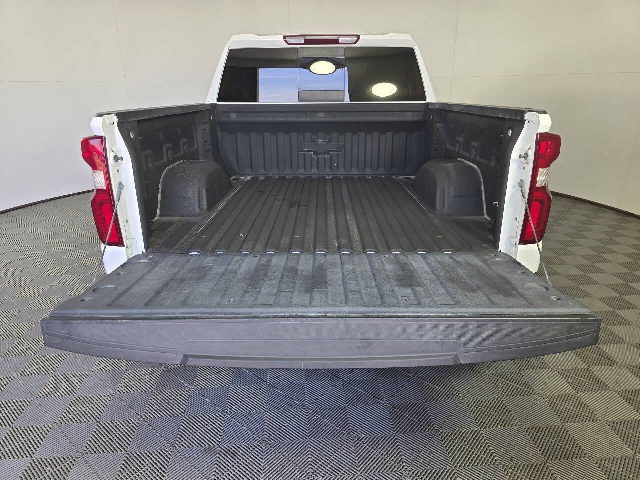 Used 2023 Chevrolet Silverado 1500 LTZ w/ LTZ Convenience Package II AWD/4WD image 9