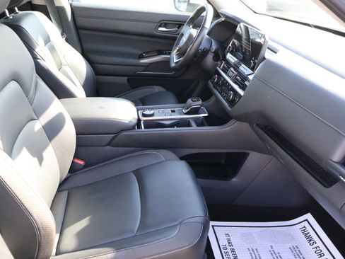 Used 2024 Nissan Pathfinder SL image 11