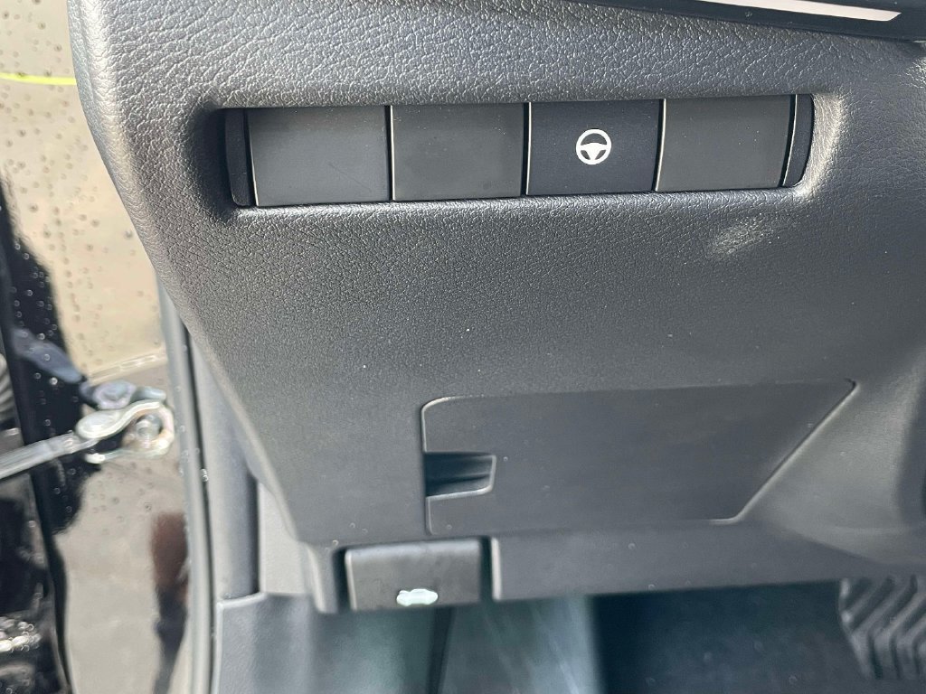 Used 2025 Nissan Kicks SR AWD/4WD image 19