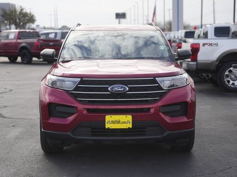 Certified 2021 Ford Explorer XLT image 3