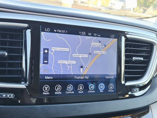 Used 2017 Chrysler Pacifica Touring-L w/ 13 Speaker Alpine Sound Group FWD image 27
