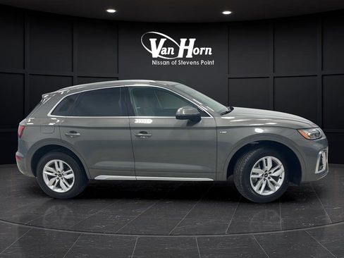 Used 2024 Audi Q5 2.0T Premium w/ Convenience Package image 2
