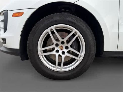 Used 2020 Porsche Macan w/ Premium Package Plus image 16
