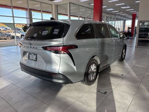 Used 2021 Toyota Sienna XLE image 5
