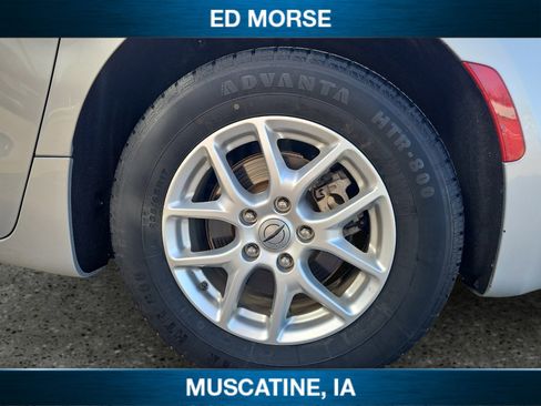 Used 2023 Chrysler Pacifica Touring-L image 10