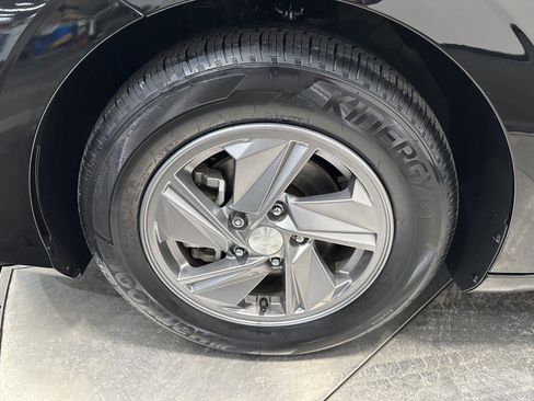 Certified 2024 Hyundai Elantra SE image 9