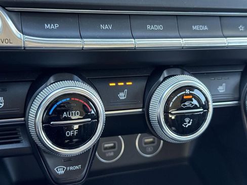 Used 2023 Genesis G70 2.0T image 19