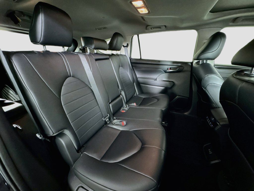 Used 2023 Toyota Highlander XLE AWD/4WD image 29