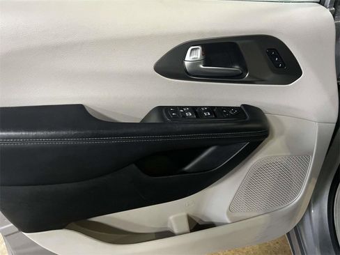 Used 2017 Chrysler Pacifica Limited w/ Advanced Safetytec Group image 14