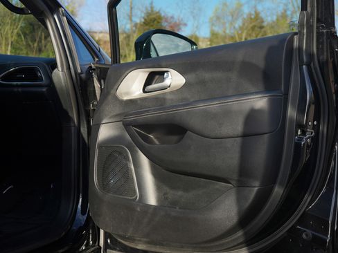 Used 2024 Chrysler Pacifica Premium FWD image 9