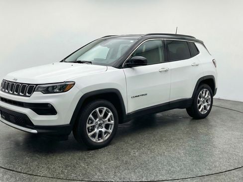 Used 2025 Jeep Compass Limited image 3