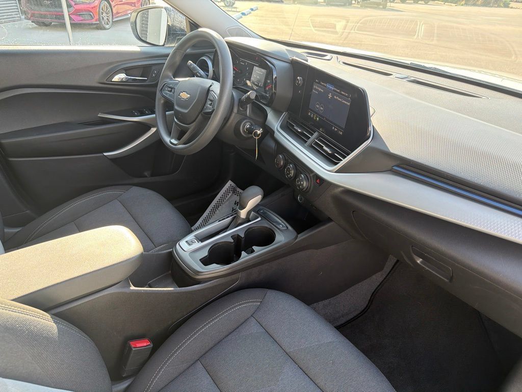 Used 2026 Chevrolet Trax LS FWD image 37