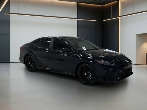Used 2025 Toyota Camry SE FWD image 8