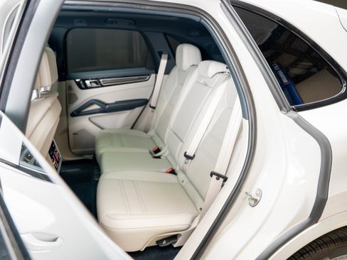 Certified 2023 Porsche Cayenne S Platinum AWD/4WD image 38