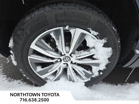 Used 2023 Toyota Venza LE image 29