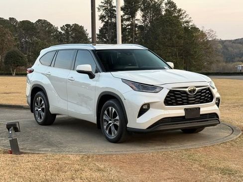 Used 2021 Toyota Highlander XLE image 9
