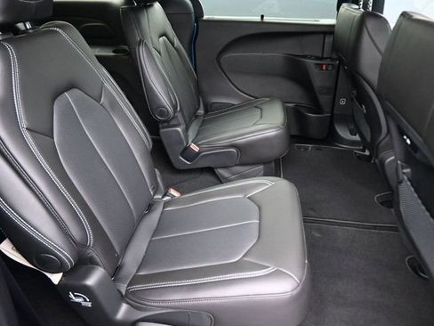 New 2026 Chrysler Pacifica Select image 37