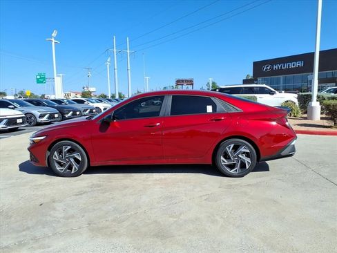 Used 2025 Hyundai Elantra SEL image 2