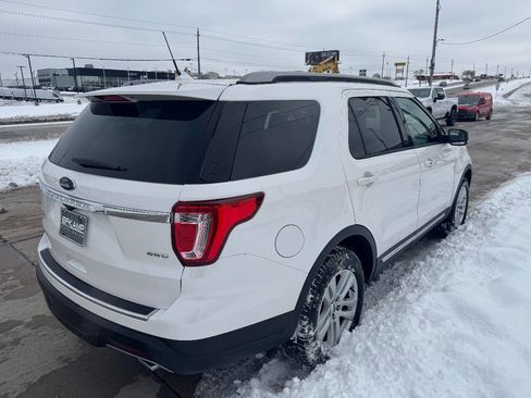 Used 2018 Ford Explorer XLT w/ Equipment Group 202A image 5