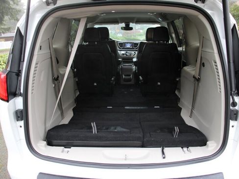 Used 2020 Chrysler Voyager Lxi image 18