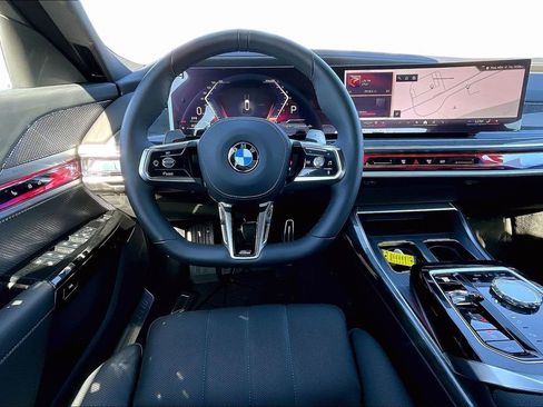 Used 2025 BMW 760i xDrive w/ Premium Package image 8