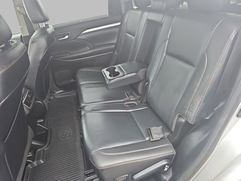Used 2019 Toyota Highlander XLE AWD/4WD image 19