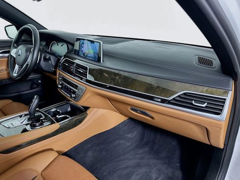 Used 2019 BMW 750i w/ Executive Package RWD image 30