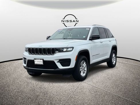 Used 2023 Jeep Grand Cherokee Laredo image 4