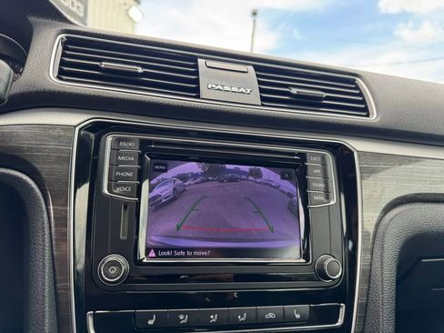 Used 2018 Volkswagen Passat 2.0T SE FWD image 18