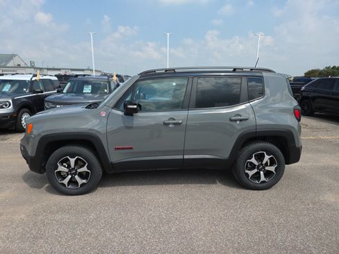 Used 2022 Jeep Renegade Trailhawk AWD/4WD image 2