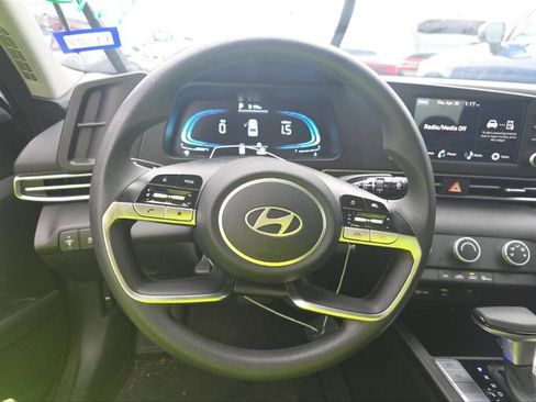 Used 2025 Hyundai Elantra SE FWD image 4