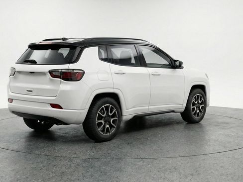 Used 2025 Jeep Compass Trailhawk AWD/4WD image 9