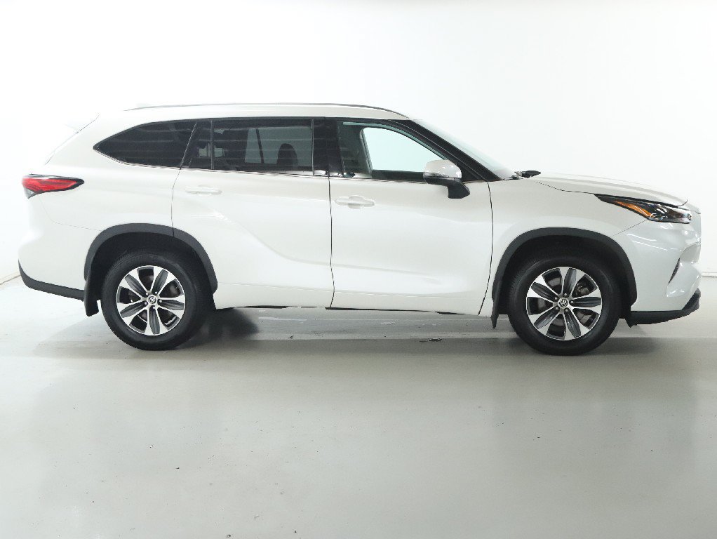 Used 2021 Toyota Highlander XLE AWD/4WD image 11