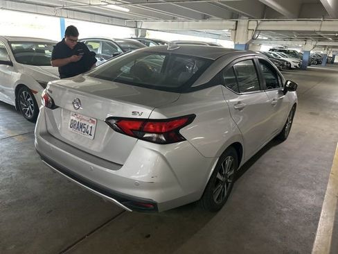 Used 2020 Nissan Versa SV image 3