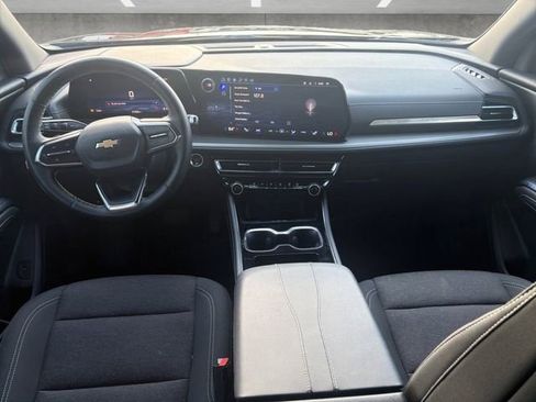 Used 2025 Chevrolet Traverse LT FWD image 17
