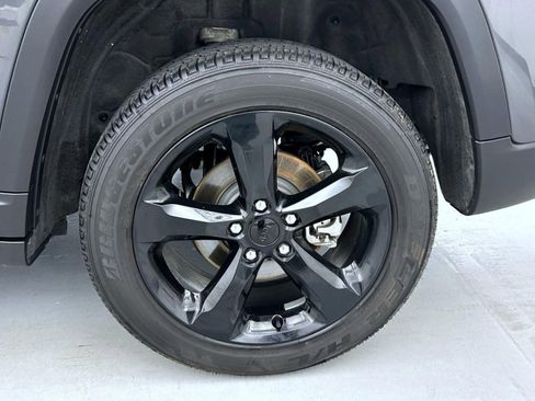 Certified 2023 Jeep Grand Cherokee Altitude image 22