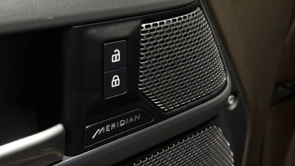 Used 2024 Land Rover Defender 110 X-Dynamic SE AWD/4WD image 23
