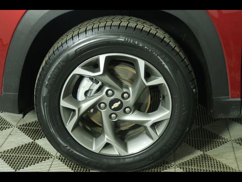 Used 2025 Chevrolet Trax LT FWD image 8