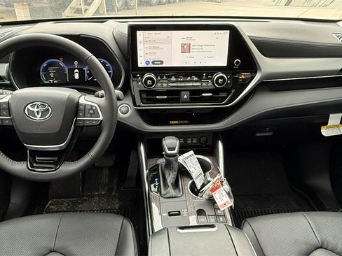 New 2025 Toyota Highlander Platinum image 19