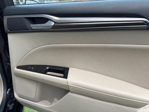 Used 2017 Ford Fusion SE w/ Fusion SE Technology Package image 22