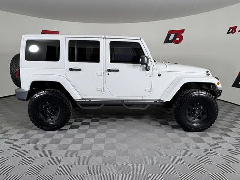 Used 2017 Jeep Wrangler Unlimited Rubicon w/ Connectivity Group AWD/4WD image 8