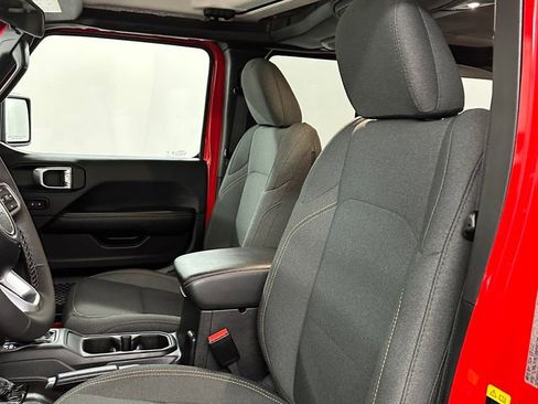 Used 2025 Jeep Wrangler Unlimited Sahara image 12