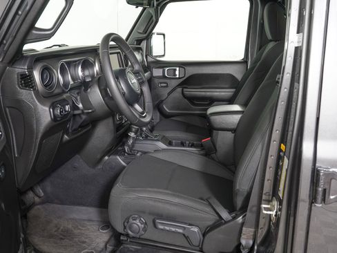 Used 2023 Jeep Gladiator Willys image 12