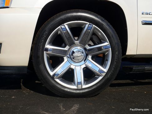 Used 2011 Cadillac Escalade ESV Premium image 19