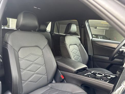 Used 2025 Volkswagen Atlas Cross Sport SE FWD image 19