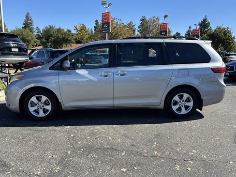 Used 2017 Toyota Sienna LE image 10