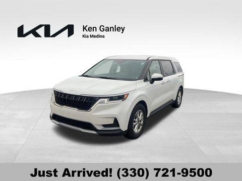 Used 2024 Kia Carnival LX image 1